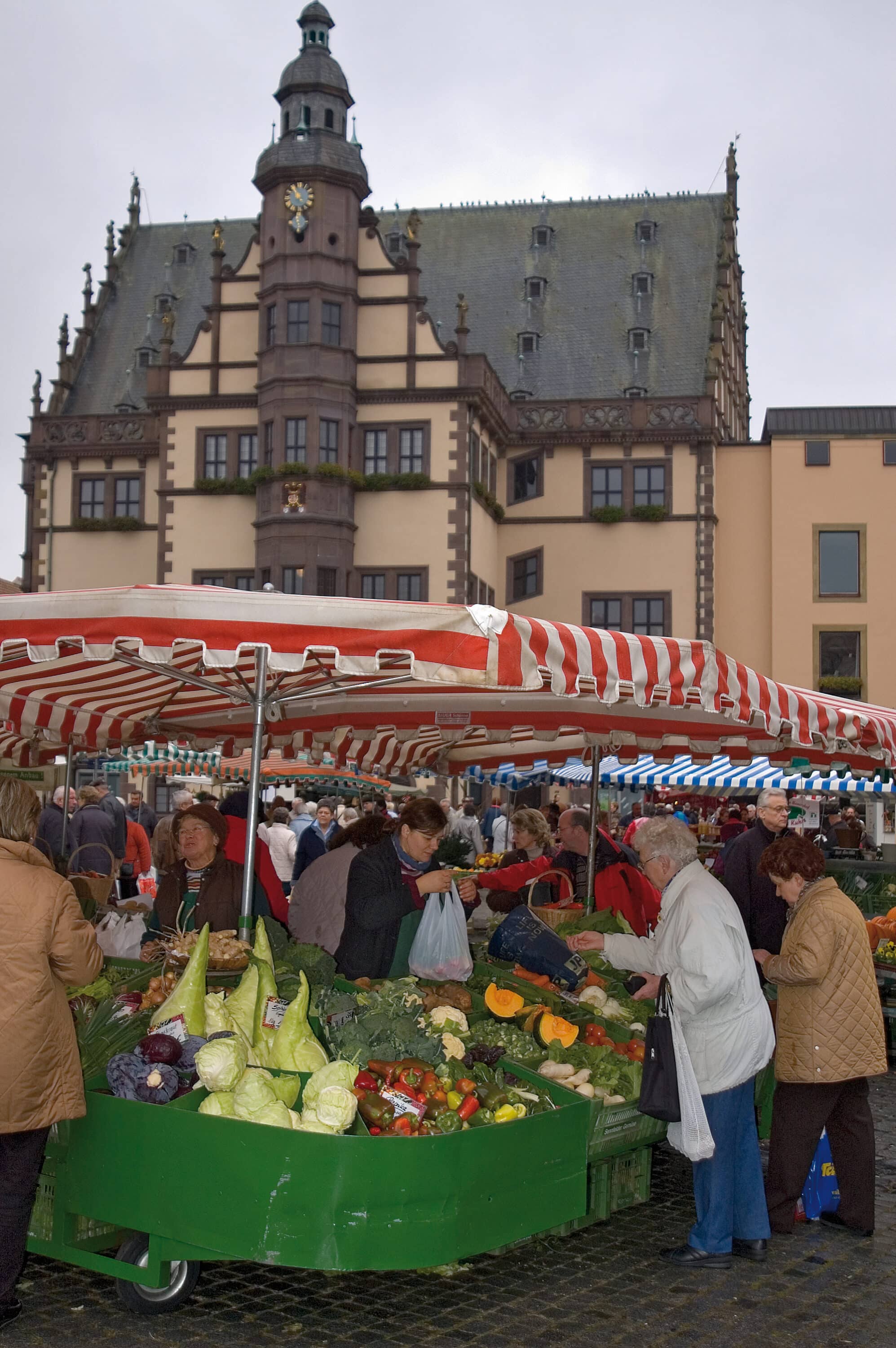 RathausimHintergrund