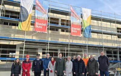 Richtfest für Feuerwehrausbildungszentrum Feierlicher Akt in Niederwerrn: Richtfest für Multifunktionsgebäude mit modernen Räumen für Feuerwehr, Bauhof und Tiefbauamt