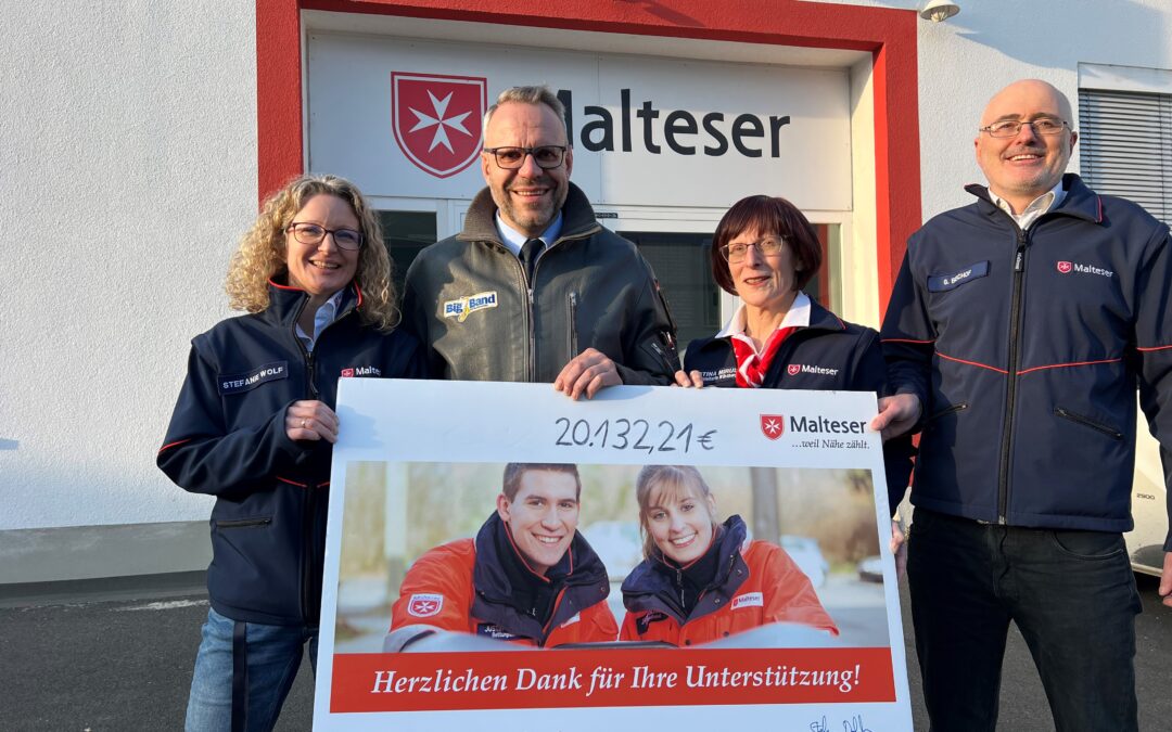 Symbolische Scheckübergabe krönt „Swinging Christmas“