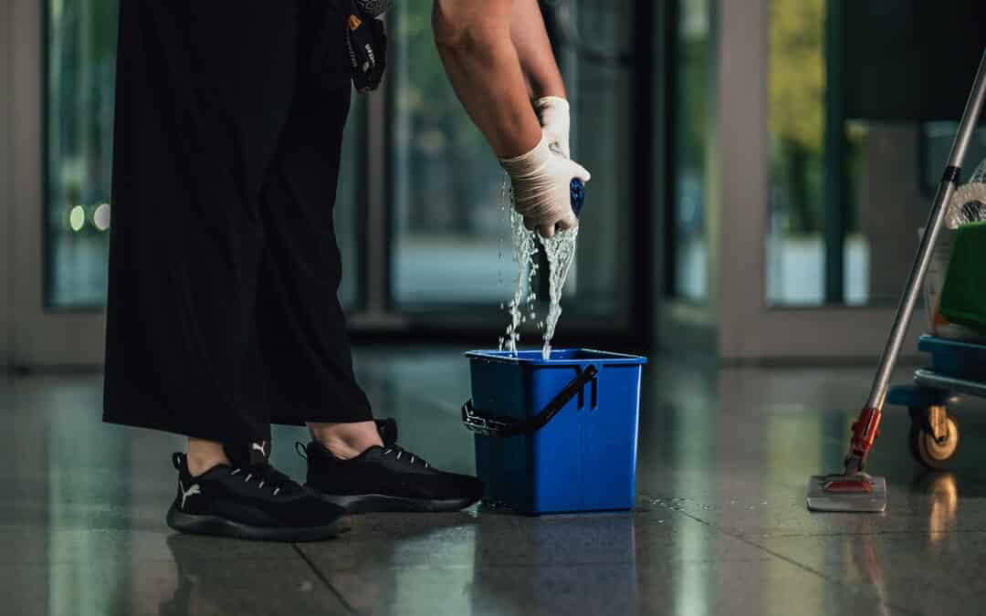 1.390 Reinigungskräfte arbeiten in 16 Unternehmen  15 Euro pro Stunde ist das Minimum