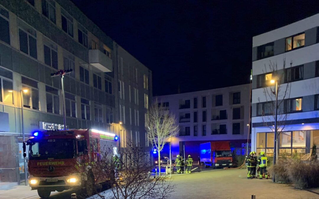 Feuer in einem Schweinfurter Hotel löst Großeinsatz aus  – Eine Person über Drehleiter gerettet