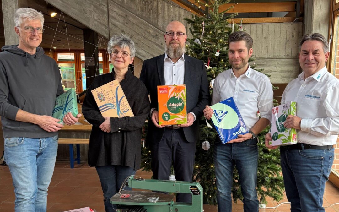 SKF schenkt Förderschule reichlich Buntpapier und eine Elektrosäge