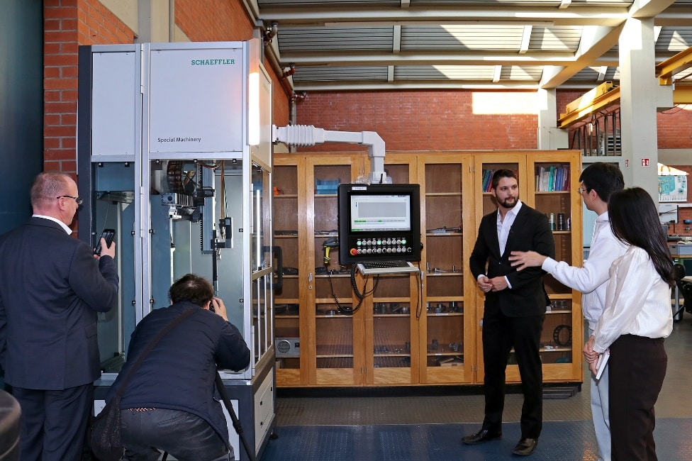 Südkoreanisches Fernseh-Team besichtigt Wälzlager-Labore am THWS-Standort Schweinfurt