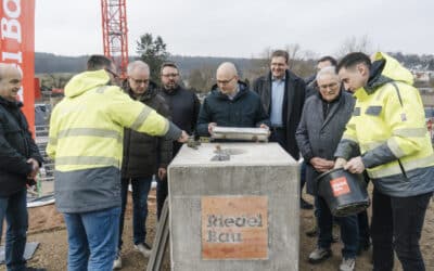 Grundsteinlegung Henneberg-Grundschule Zeitkapsel verbindet Vergangenheit und Gegenwart