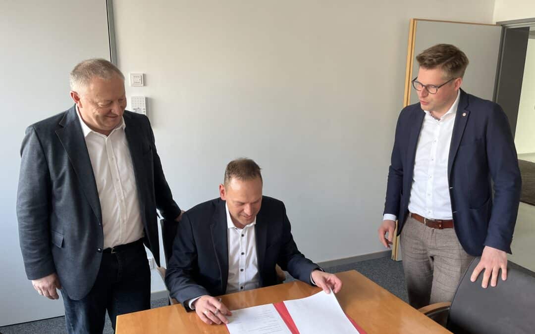 Mario Götz unterzeichnete Annahmeerklärung für das Amt des Landrats