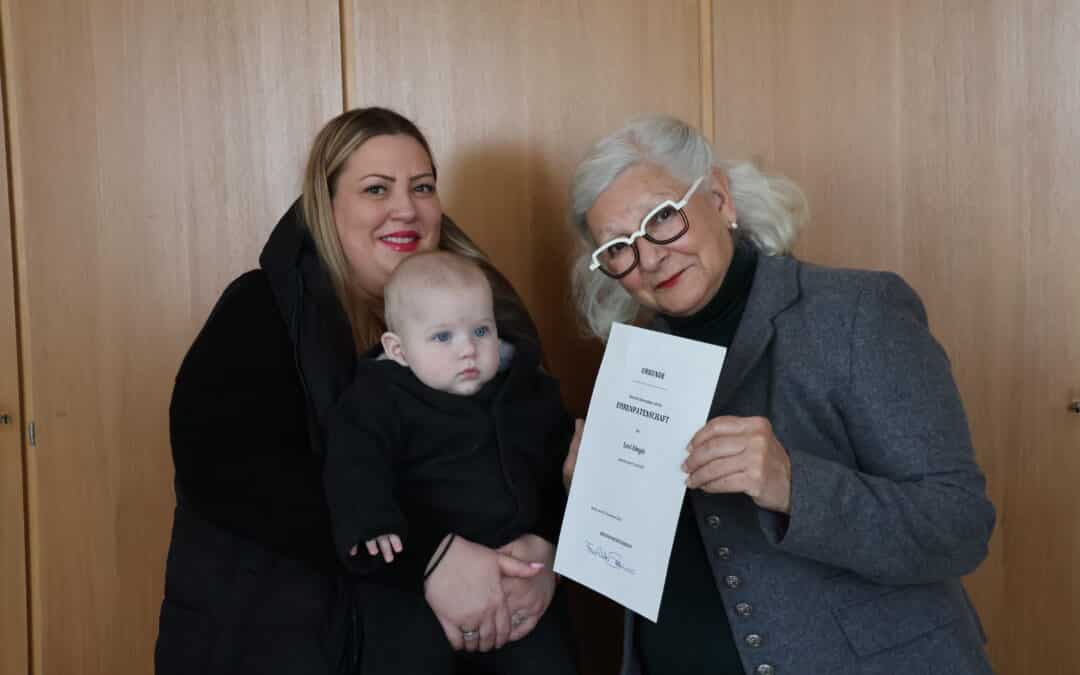 Ehrenpatenschaft des Bundespräsidenten – Zweite Bürgermeisterin überreicht Patengeschenk an Levi Dingis