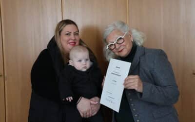 Ehrenpatenschaft des Bundespräsidenten – Zweite Bürgermeisterin überreicht Patengeschenk an Levi Dingis
