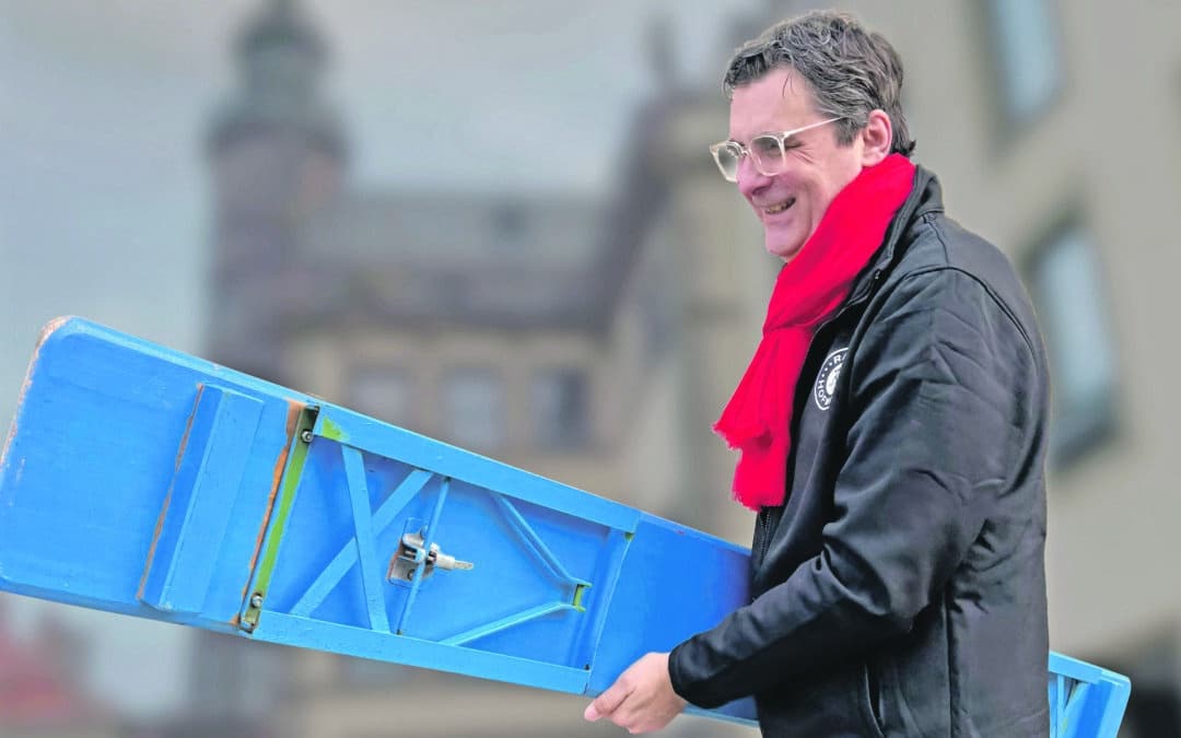 Mit der blauen Bank ins Rathaus