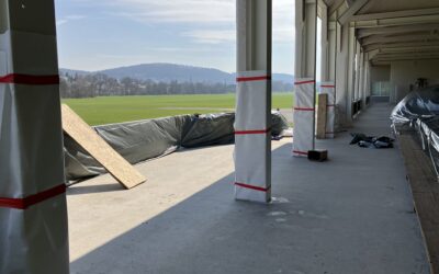 Turniergebäude: Finaler Schliff des Betonbodens
