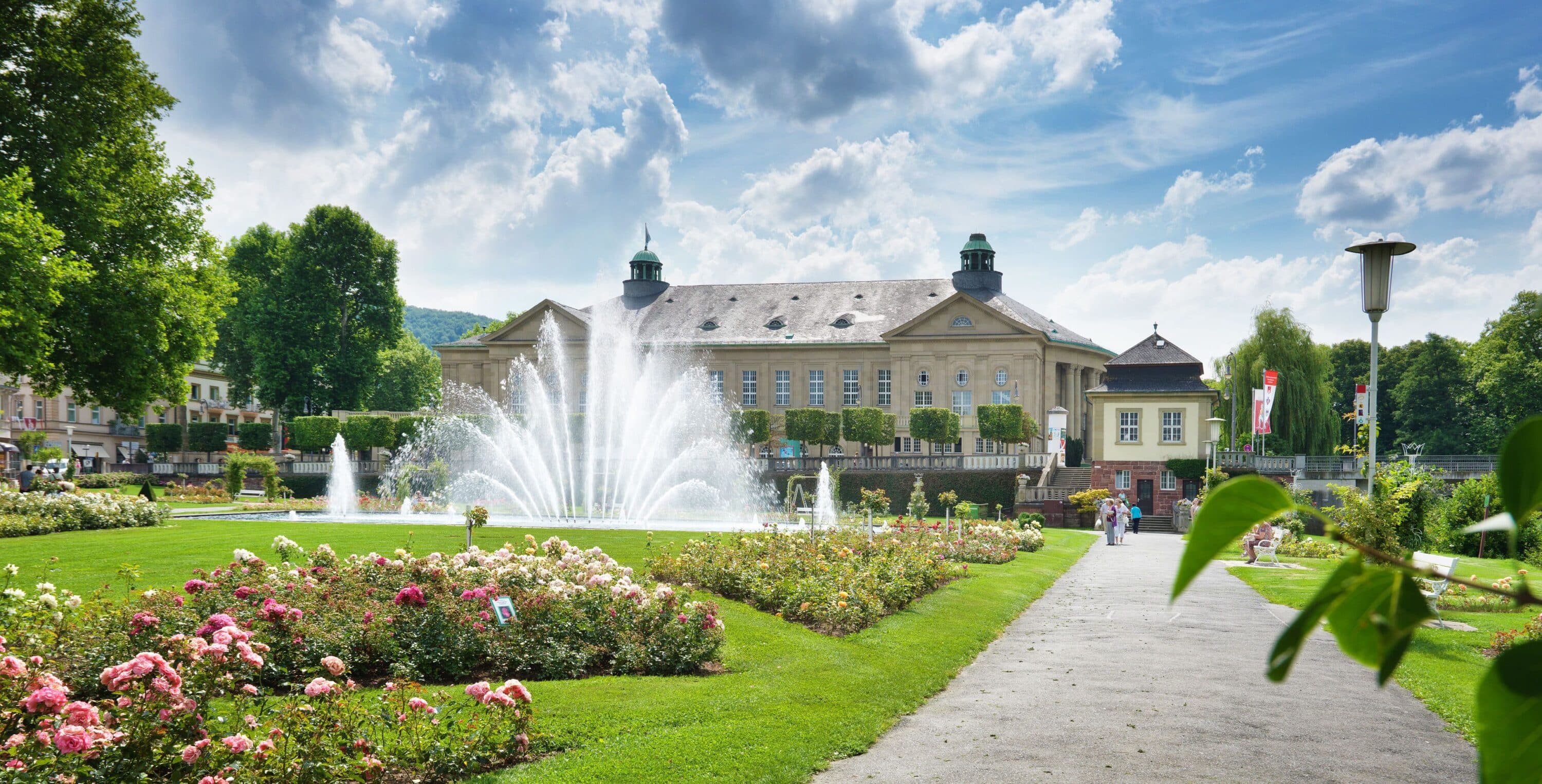 Rosengarten mit Regentenbau (c) Bayer. Staatsbad Bad Kissingen GmbH_Foto Dominik Marx