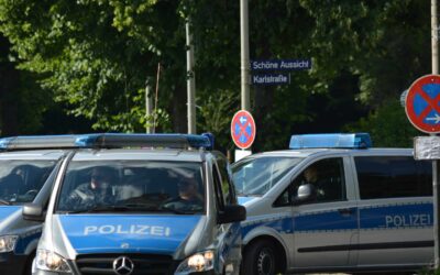 Schwerer Verkehrsunfall – 22-Jähriger stürzt von fahrendem Fahrzeug – Lebensgefährliche Verletzungen