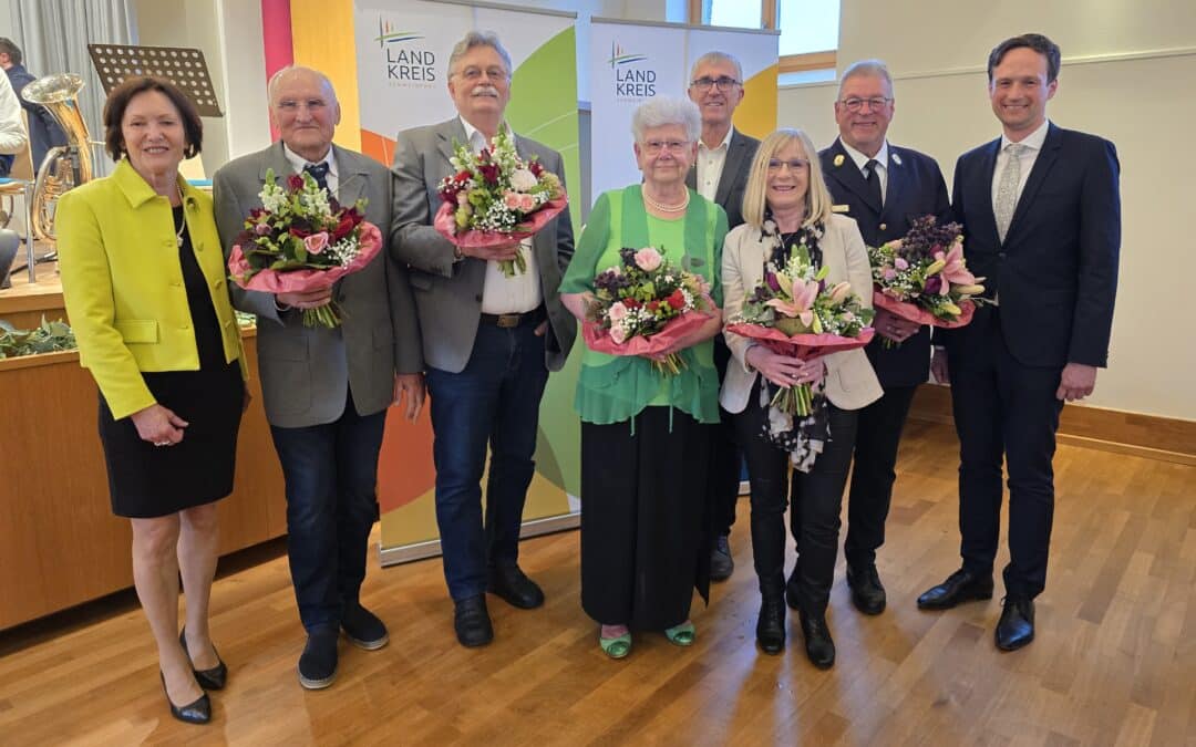 Winfried Ernst, Rudolph Karg, Carolin Reuter-Hock, Holger Strunk und Wiltrud Werner erhalten Ehrenurkunde des Landkreises Schweinfurt