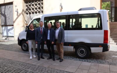Mercedes Minibus mit mechanischer Rollstuhlrampe für Lutsk