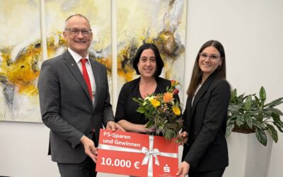 Losglück: Sparkasse gratuliert zum 10.000-Euro-Hauptgewinn