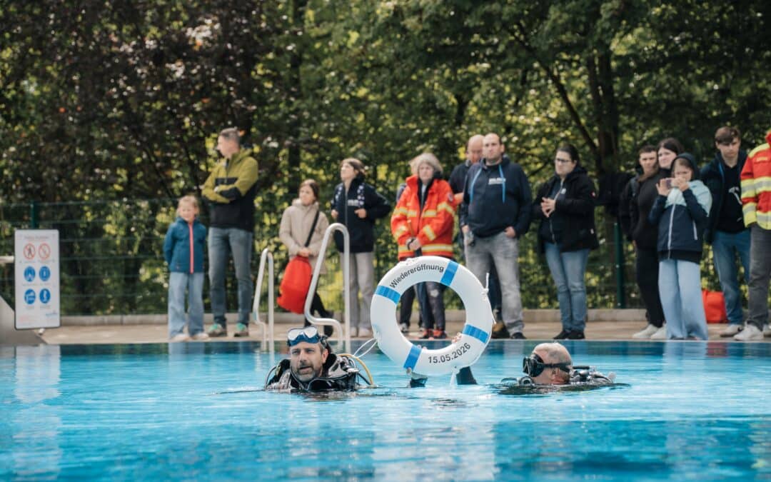 Terrassenschwimmbad wiedereröffnet – Mit Turmspringershow und persönlichen Geschichten