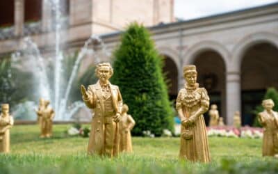 Eine Bühne für Sisi und Ludwig II. – Skulptureninstallation von Ottmar Hörl im Kurgarten eröffnet