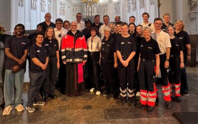 Malteser überreichen Bischof Franz Jung beim Kiliani-Gottesdienst symbolisch eine Einsatzjacke