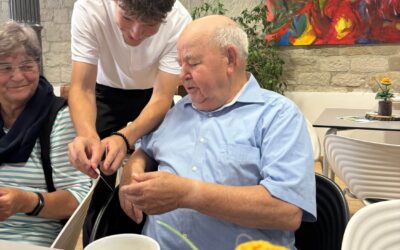 Digital-Café: Auszubildende der Sparkasse Schweinfurt-Haßberge informieren über bargeldloses Bezahlen im Urlaub