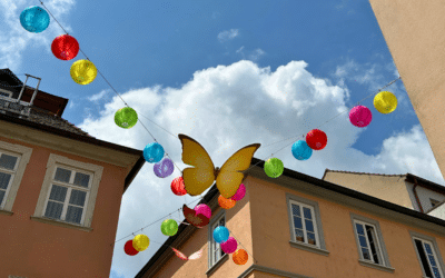 Der Sommer zieht in die Keßlergasse ein – Neue Dekoration sorgt für farbenfrohes Ambiente