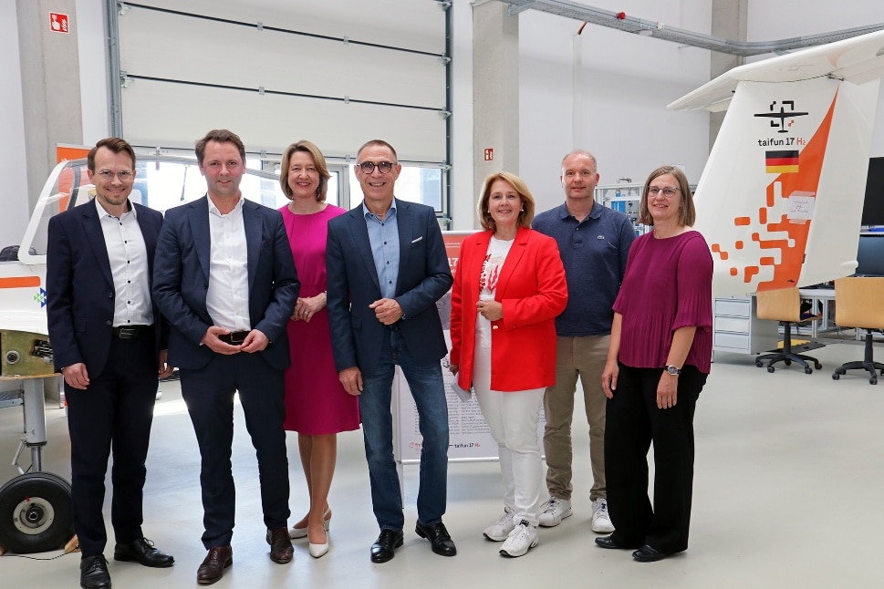 Abgeordnete besuchen Wasserstoff-Technikum