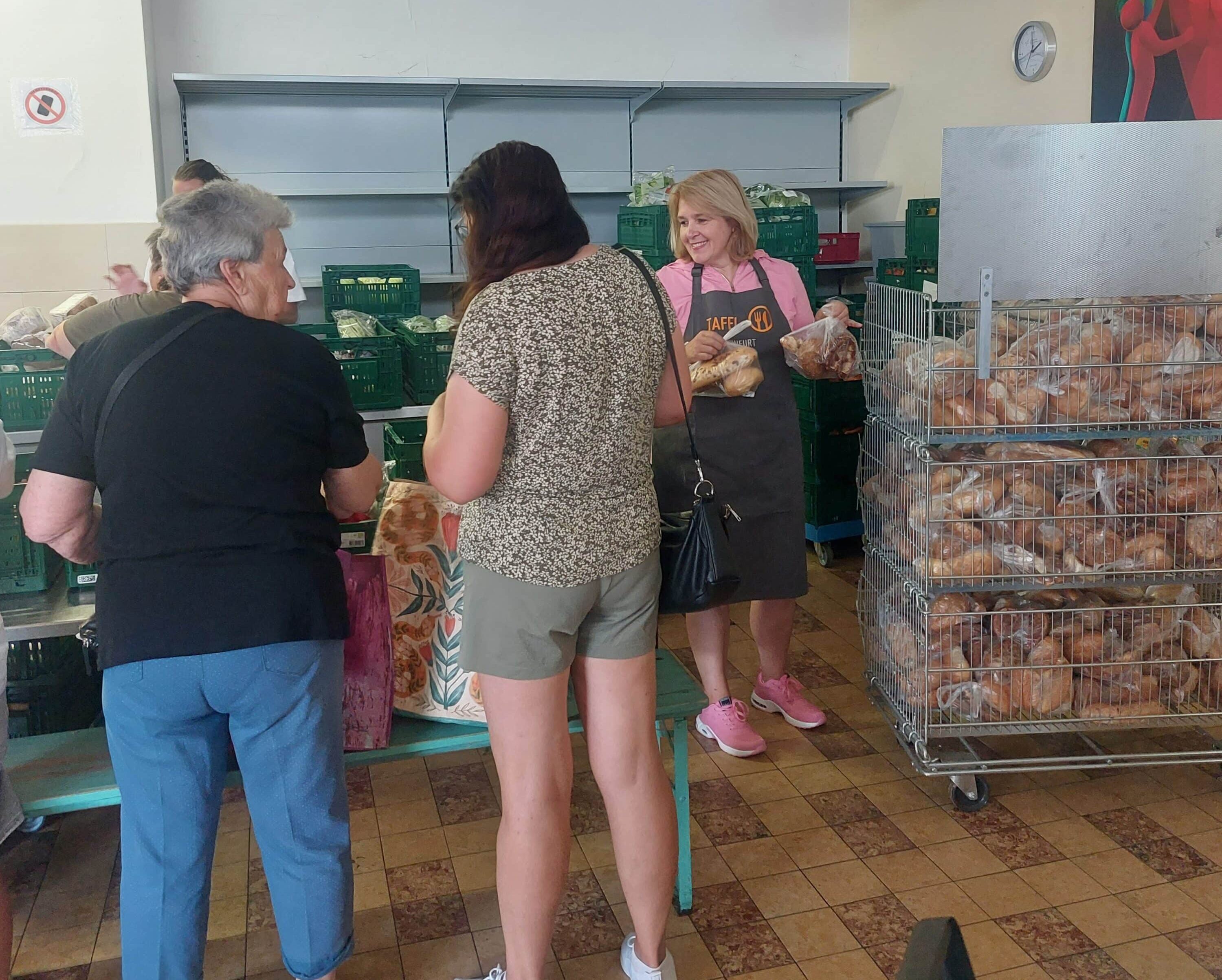Landtagsabgeordnete packt bei der Tafel mit an