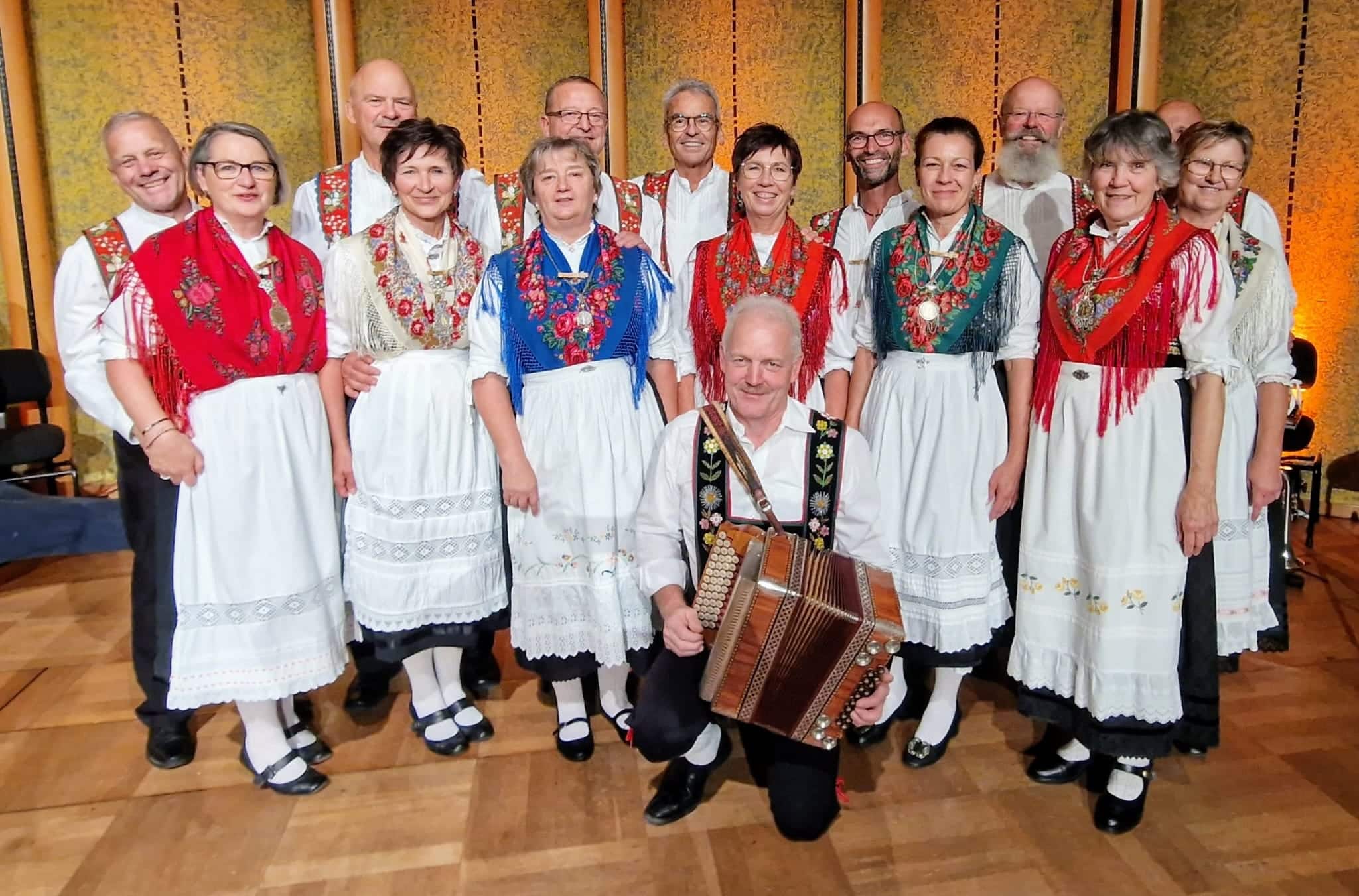 Weisbacher Tanzgruppe mit Harmonikaspieler Helmut Handwerker_Foto_Matthias Reeder