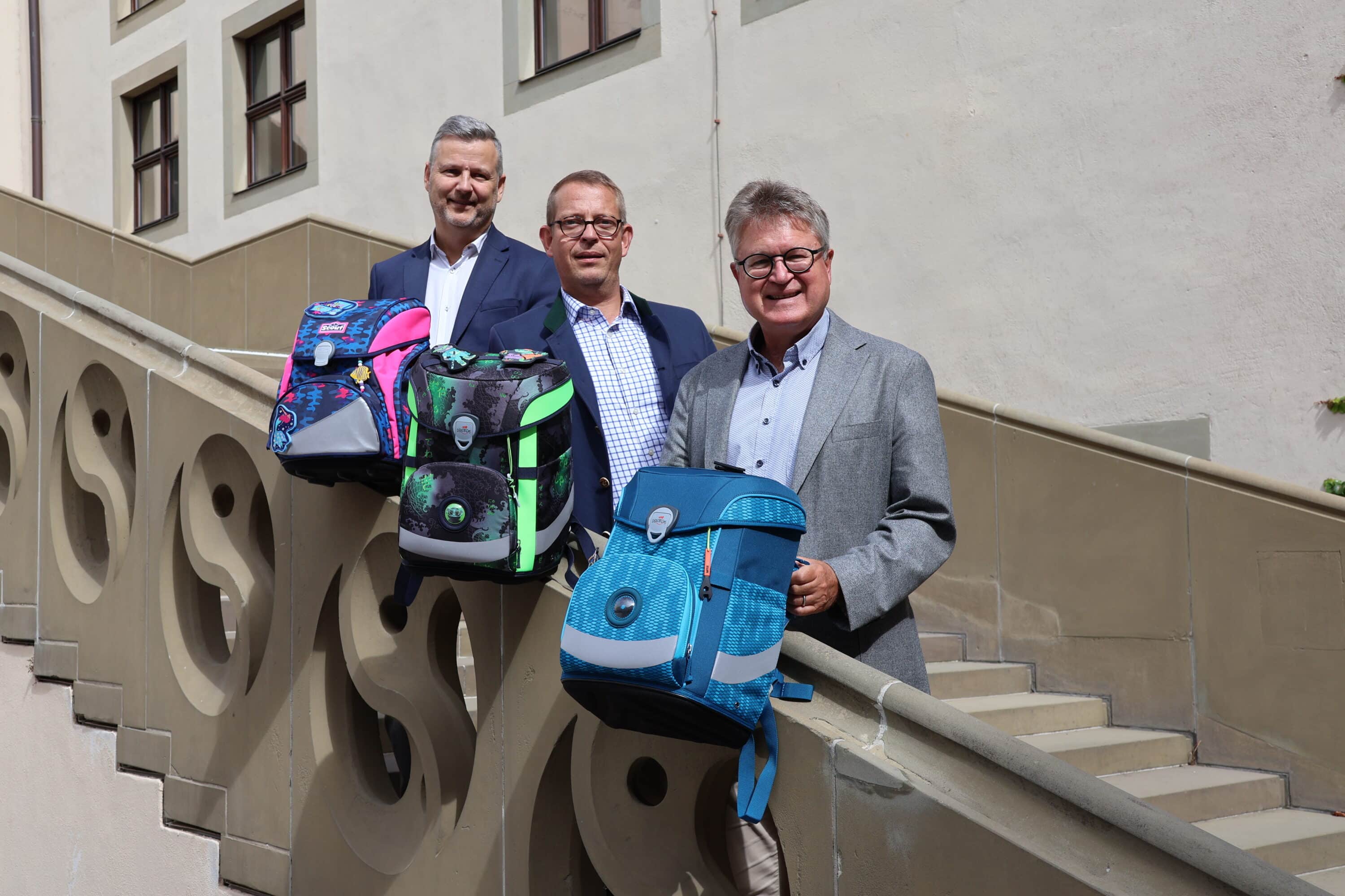 Sparda-Bank spendet 130 Schultaschen an einkommensschwache Familien