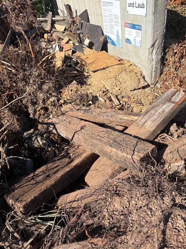 Alte Bahnschwellen als Grüngut abgeladen Unbekannte entsorgen illegal Müll am Häckselplatz