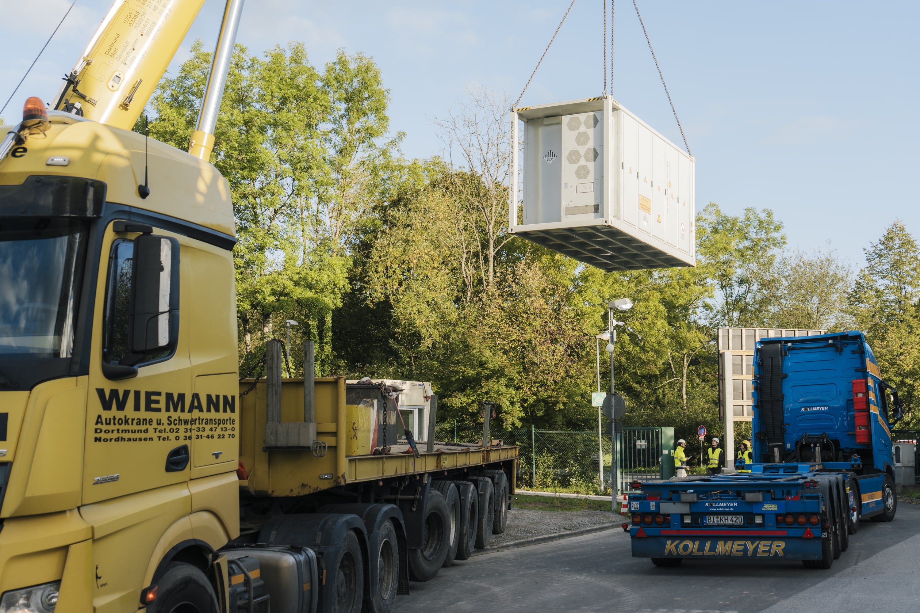 Batteriespeicher für die KLäranlage – Mit einem Autokran eingehoben