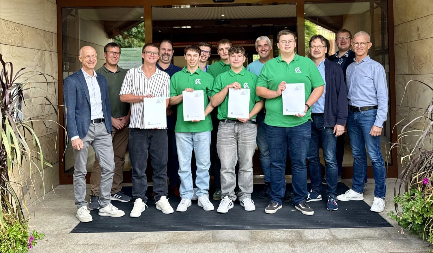 Ausbildung erfolgreich abgeschlossen – beruflicher Weg beim Überlandwerk geht weiter