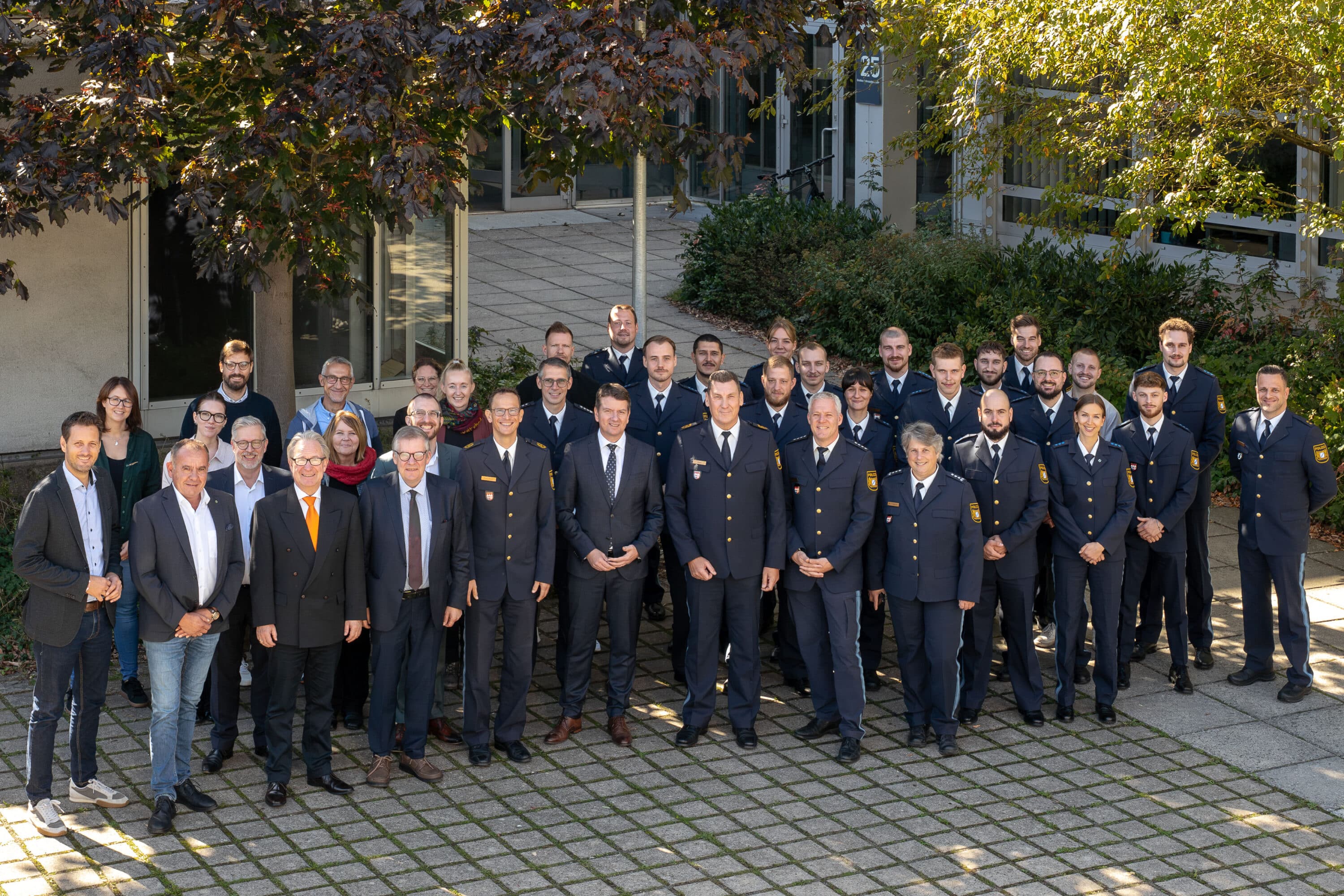 Verstärkung für das Polizeipräsidium Unterfranken – Bayerns Innenstaatssekretär Sandro Kirchner begrüßt 37 neue Mitarbeiterinnen und Mitarbeiter