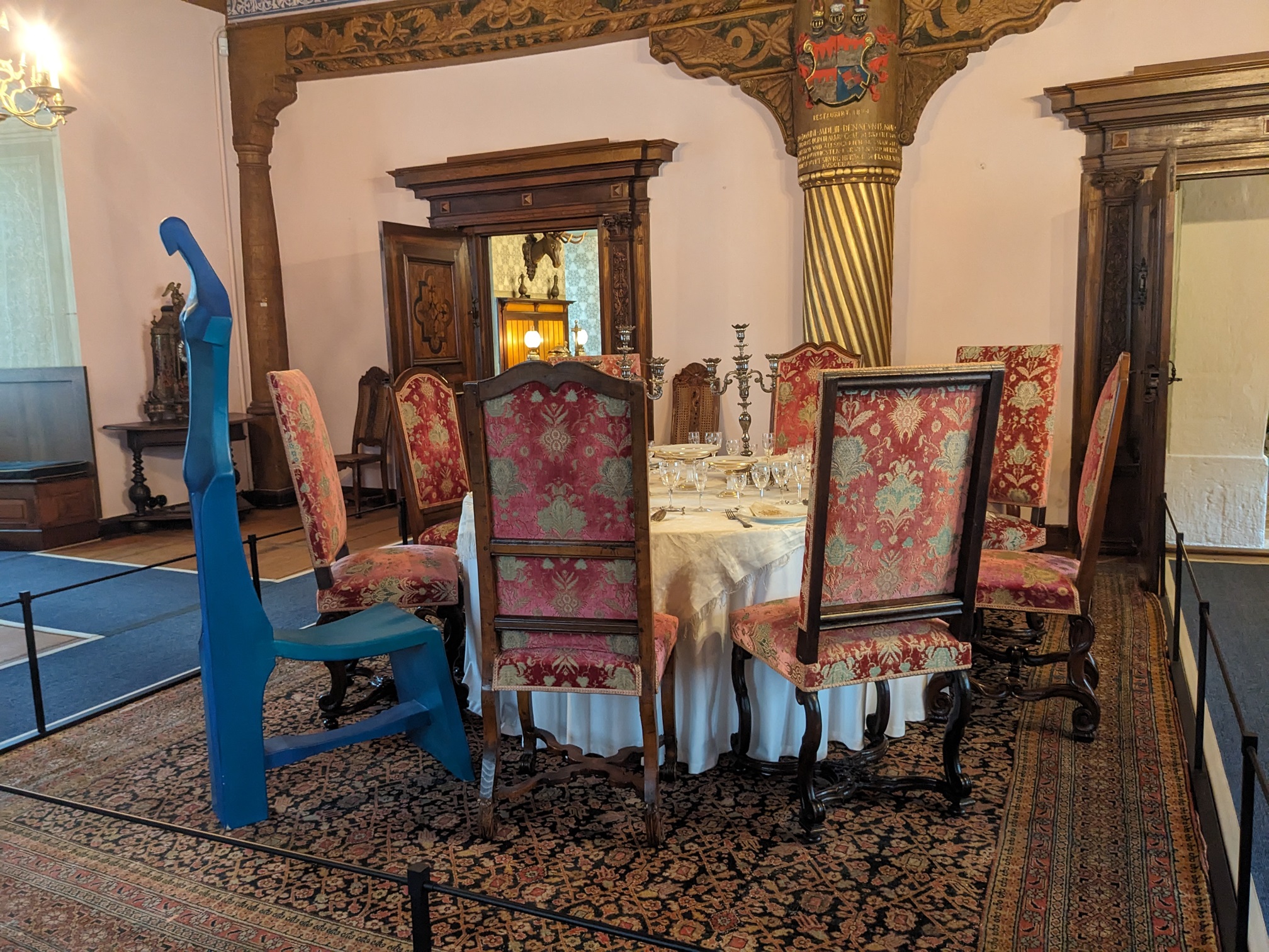 Führung im Graf-Luxburg-Museum: Ein blaues Kunstwerk trifft auf gräfliche Wohnkultur