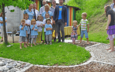 Stefan Rottmann übergibt Fußfühlpfad